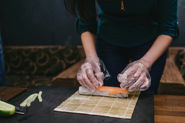 Quelles croisières offrent des ateliers de fabrication de sushi avec des maîtres japonais?